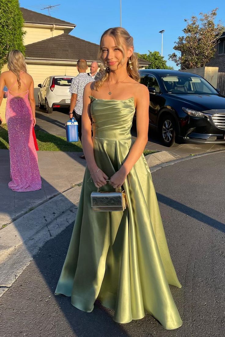 Robe de soirée élégante en satin vert, coupe trapèze, sans bretelles, longueur au sol